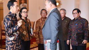 Presiden Joko Widodo berbincang dengan anggota delegasi AIIB yang berkunjung ke Istana Kepresidenan Bogor, Jawa Barat, pada Senin, 12 Maret 2018 (dok. KM)