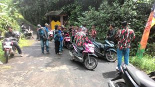 Anggota ormas BBRP, Pemuda Pancasila, LMPI, BBR, dan BPPKB saat menunggu keputusan kepala Desa Sukaresmi, Tamansari Senin 12/3 (dok. KM)