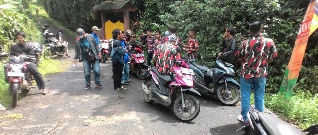 Anggota ormas BBRP, Pemuda Pancasila, LMPI, BBR, dan BPPKB saat menunggu keputusan kepala Desa Sukaresmi, Tamansari Senin 12/3 (dok. KM)