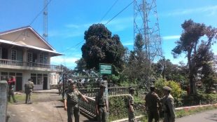 Aparat dari Satpol PP, Kepolisian dan Koramil saat pembongkaran tower tidak berizin di Desa Sukamantri, Tamansari, Kamis 15/3 (dok. KM)