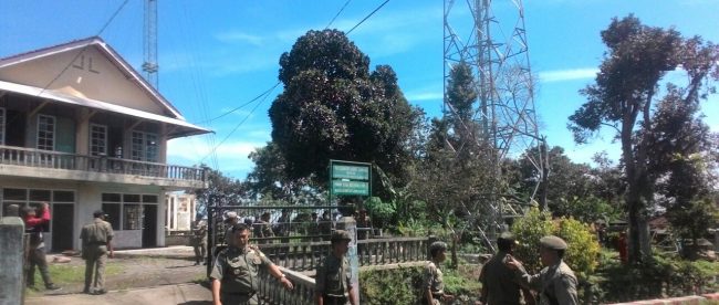 Aparat dari Satpol PP, Kepolisian dan Koramil saat pembongkaran tower tidak berizin di Desa Sukamantri, Tamansari, Kamis 15/3 (dok. KM)