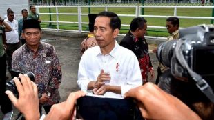 Presiden memberikan keterangan kepada wartawan usai menyerahkan Kartu Indonesia Pintar (KIP), Program Keluarga Harapan (PKH) dan Bantuan Sosial Pangan Rastra di Lapangan Dr. Murjani, Kota Banjarbaru, Kalimantan Selatan, 26/3/2018
