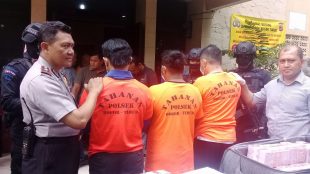 Tersangka pengedar uang palsu yang diamankan Polsek Bogor Timur, Selasa 27/03/2018 (dok. KM)