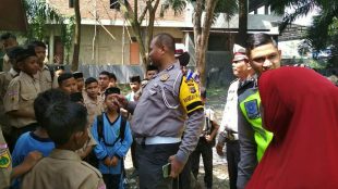 Kasat Lantas Polres Kota Langsa AKP Teuku Heri Hermawan mengajak para siswa untuk menggunakan sepeda dayung menuju sekolah, Jumat 23/3 (dok. KM)