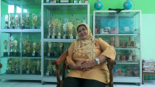 Kepala Sekolah Dasar Negeri Kedung Waringin 5, Eli Herlina saat ditemui di ruang kerjanya, Sabtu 7/4/2018 (dok.KM)