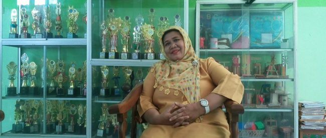 Kepala Sekolah Dasar Negeri Kedung Waringin 5, Eli Herlina saat ditemui di ruang kerjanya, Sabtu 7/4/2018 (dok.KM)