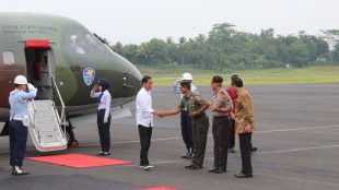 Presiden Joko Widodo disambut Pangdam IV/Diponegoro Mayjen TNI Wuryanto bersama Kapolda Jateng Irjen Pol Condro Kirono dalam kunjungannya ke Cilacap dan Banjarnegara, Senin 23/4/2018