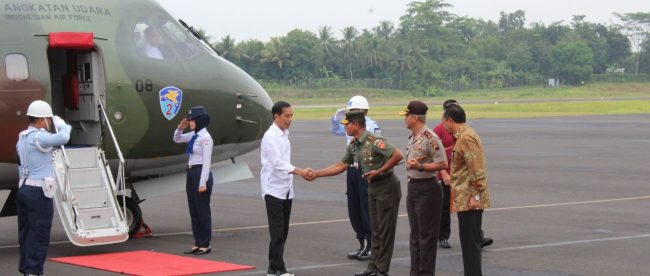 Presiden Joko Widodo disambut Pangdam IV/Diponegoro Mayjen TNI Wuryanto bersama Kapolda Jateng Irjen Pol Condro Kirono dalam kunjungannya ke Cilacap dan Banjarnegara, Senin 23/4/2018