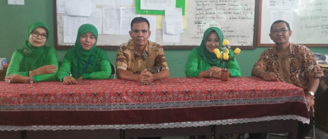 Kepsek SMP Tonjong Aming Budiawan tengah beserta dewan guru (dok. KM)