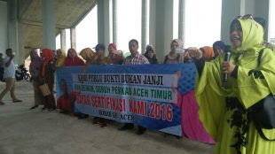 Puluhan Guru menggelar Aksi Damai di depan gedung DPRK Aceh Timur. Senin, 15/4/2018 (dok. KM)