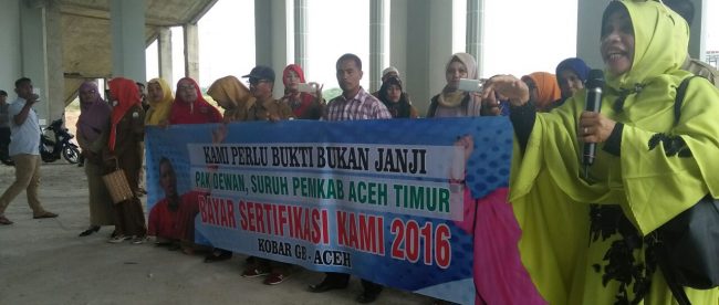 Puluhan Guru menggelar Aksi Damai di depan gedung DPRK Aceh Timur. Senin, 15/4/2018 (dok. KM)