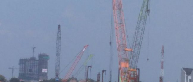 Alat berat milik PT. PP di lokasi lahan yang diserobot di Bekasi Selatan (dok. KM)