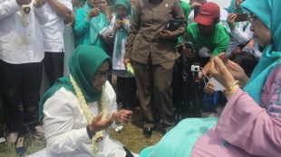 Prosesi "sungkeman" calon bupati Bogor Ade Yasin di Dramaga, Bogor, Minggu 29/4 (dok. KM)