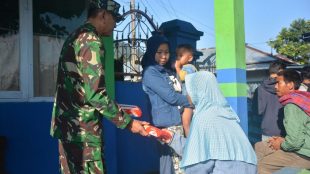 Danrem 071/Wk Kolonel Kav Dani Wardhana, S.Sos., M.M. bersama tim BPBD dan relawan meninjau secara langsung situasi pasca gempa di Kalibening dan membagikan ransum kepada para pengungsi korban bencana alam gempa bumi Kalibening Banjarnegara.