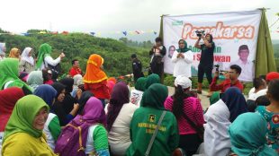 Paslon Bupati Bogor periode 2018-2023 Hj Ade Yasin - Iwan Setiawan (HADIST) di Kecamatan Leuwiliang, Kabupaten Bogor, dalam acara Festival Panca Karsa di Perkebunan Nusantara 8, Minggu 8/4/2018 (dok. KM)