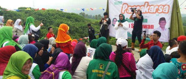 Paslon Bupati Bogor periode 2018-2023 Hj Ade Yasin - Iwan Setiawan (HADIST) di Kecamatan Leuwiliang, Kabupaten Bogor, dalam acara Festival Panca Karsa di Perkebunan Nusantara 8, Minggu 8/4/2018 (dok. KM)