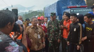 Plt Gubernur Jawa Tengah Heru Sudjatmoko meninjau tempat pengungsian terdampak gempa di Kalibening, Banjarnegara, Kamis (19/4/2018) petang. Turut serta dalam kunjungan tersebut Danrem 071/Wk Kolonel Kav Dani Wardhana, Bupati Banjarnegara Budhi Sarwono, Dandim 0704/Bna Letkol Inf Bagas Gunanto dan rombongan lain.