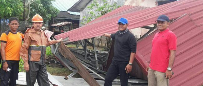 Bupati Aceh Timur Hasballah Thaib (ke-2 dari kanan) meninjau rumah yang rusak akibat diterjang angin puting beliung, Minggu pagi 1/4/18 (dok. KM)