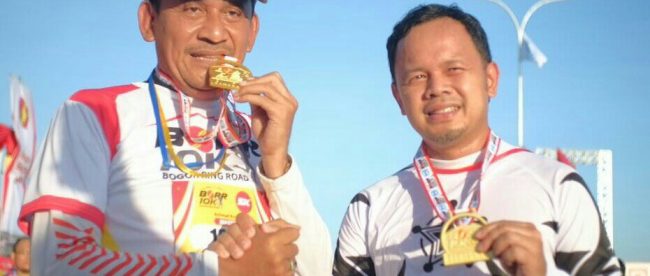 Dua calon Walikota Bogor, Achmad Ru'yat dan Bima Arya berjabat tangan usai mengikuti perlombaan lari di BORR 10K, Minggu 1/4 (dok. KM)