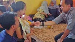 Calon Walikota Bogor Bima Arya Sugiarto saat menjumpai balita yang selamat dari musibah kebakaran di Bantar Kemang, Kota Bogor Selasa 3/4 (Dok. KM)