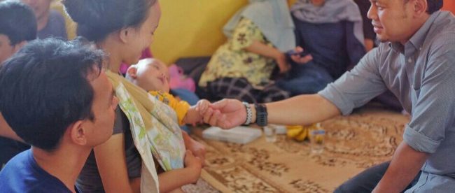 Calon Walikota Bogor Bima Arya Sugiarto saat menjumpai balita yang selamat dari musibah kebakaran di Bantar Kemang, Kota Bogor Selasa 3/4 (Dok. KM)