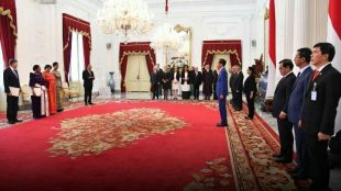 Suasana penyerahan surat-surat kepercayaan duta besar negara sahabat kepada Presiden RI Joko Widodo di Ruang Kredensial Istana Merdeka, Jakarta pada hari Rabu, 4/4/2018