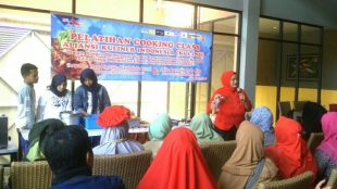 Mama Ceri Saat Mengajari Pembuatan Dan Penyajian Ayam Crispy Dalam Event Cooking Class (dok. KM)