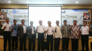 Narasumber berpose bersama dalam Seminar Ilmiah dalam rangka memperingati Hari Meteorologi Dunia ke-68 dengan tema "Sumber-Sumber Gempabumi dan Tsunami di Jawa Bagian Barat" yang diadakan dalam rangka ulangtahun ke-68 BMKG di Gedung BMKG Kemayoran Jakarta Pusat, Selasa, 3/4/2018