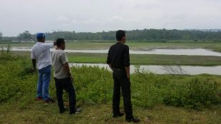Ketua Kelompok Tani Tengku Dijaba menunjukkan lokasi sawah yang diduga "dirampas" oleh Pemkab Bireuen kepada wartawan, Kamis 5/4 (dok. KM)
