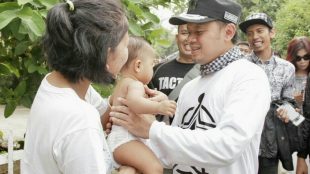 Calon Walikota Bogor Bima Arya Sugiarto saat menggendong bayi warga Semplak, Kecamatan Bogor Barat, Kota Bogor (Dok. KM)
