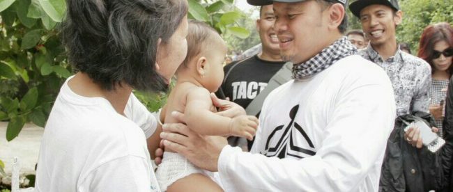 Calon Walikota Bogor Bima Arya Sugiarto saat menggendong bayi warga Semplak, Kecamatan Bogor Barat, Kota Bogor (Dok. KM)