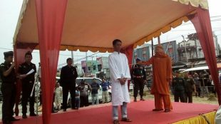 Terdakwa pelanggar Qanun Aceh tentang jinayat saat dieksekusi cambuk oleh algojo Dinas Syariat Islam Aceh Tamiang (dok. KM)