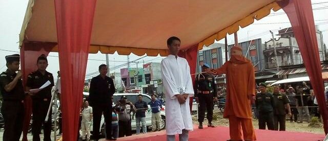 Terdakwa pelanggar Qanun Aceh tentang jinayat saat dieksekusi cambuk oleh algojo Dinas Syariat Islam Aceh Tamiang (dok. KM)