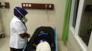 Kamal Huson (8) bocah Muslim Rohingya terbaring lemah sedang diperiksa doktor di RS. Zubir Mahmud, Jumat 6/4 (dok. KM)