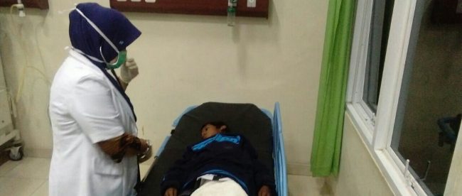 Kamal Huson (8) bocah Muslim Rohingya terbaring lemah sedang diperiksa doktor di RS. Zubir Mahmud, Jumat 6/4 (dok. KM)