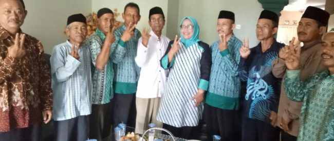 Calon Bupati Bogor Ade Yasin (tengah) saat menerima kedatangan sejumlah tokoh masyarakat di kediamannya, Kamis (5/4/2018) (dok.KM)