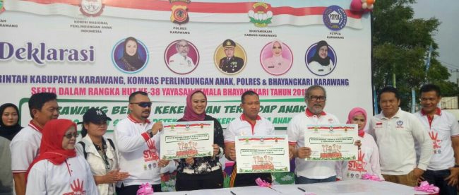 Penyerahan Piagam Penghargaan oleh Ketua Umum Komnas Perlindungan Anak Arist Merdeka Sirait kepada Bupati Karawang, Kapolres Karawang, Camat Karawang Barat dan Polsek Karawang Kota