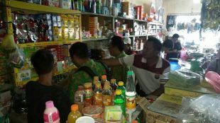 Asisten II Bidang Ekonomi dan Pembangunan Kabupaten Tanggamus Karjiyono dan Kapolsek Kota Agung AKP Syafri Lubis saat sidak di pasar tradisional, Jumat 6/4 (dok. KM)