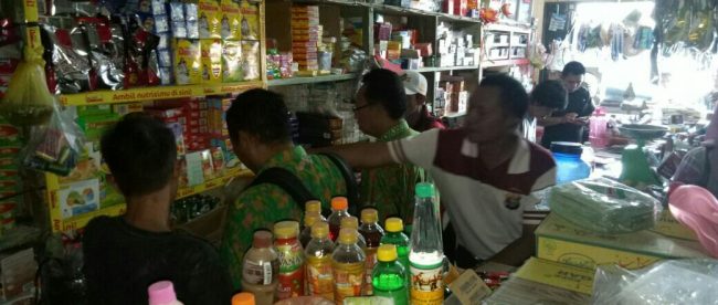 Asisten II Bidang Ekonomi dan Pembangunan Kabupaten Tanggamus Karjiyono dan Kapolsek Kota Agung AKP Syafri Lubis saat sidak di pasar tradisional, Jumat 6/4 (dok. KM)