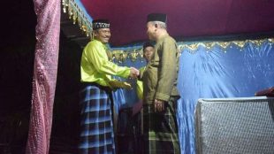 Bupati Aceh Tamiang, Mursil, menyerahkan bantuan pembangunan masjid di Desa Sekumur, Kecamatan Sekarak (dok. KM)