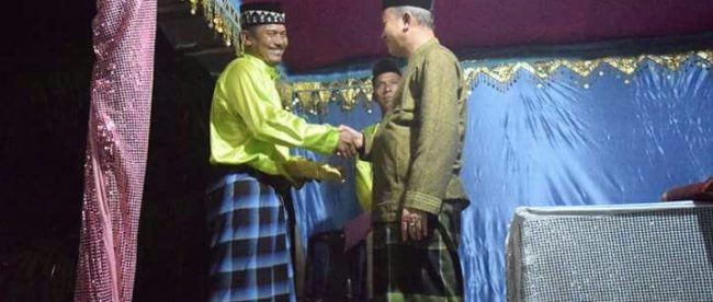 Bupati Aceh Tamiang, Mursil, menyerahkan bantuan pembangunan masjid di Desa Sekumur, Kecamatan Sekarak (dok. KM)