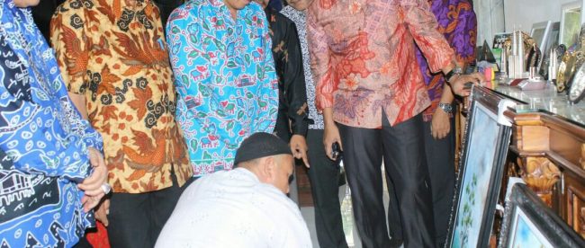 Pj Bupati Zainal Abidin dan Sekdakab Andi Wijaya beserta rombongan pada saat mengunjungi Lampung Kaligrafi Center, Sabtu 7/4 (dok. KM)