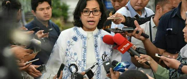 Menkeu menjawab pertanyaan wartawan usai Sidang Kabinet Paripurna di Istana Negara, Jakarta, Senin (9/4) sore.