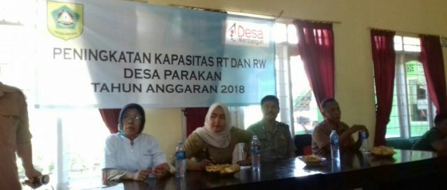 Kepala Desa Parakan, Kecamatan Ciomas, Itoh Masitoh (tengah) saat memberikan refresh pelatihan singkat tentang mutu pelayanan kepada sejumlah RT dan RW serta kader Posyandu se-Desa Parakan, Selasa 10/4/2018 (dok. KM)