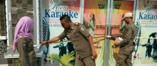 Penyegelan terhadap King Karaoke di Jl. KH Gholib Kabupaten Pringsewu Lampung oleh petugas, Rabu 11/4 (dok. KM)