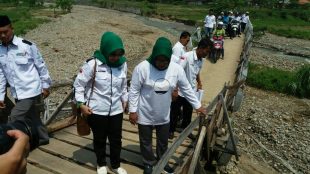 Calon Bupati Bogor Ade Yasin mengunjungi Kampung Cimapag RT 02 RW 01, Desa Buana Jaya, Kecamatan Tanjungsari (dok. KM)