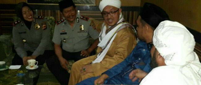 Kapolsek Bogor Barat Kompol Pahyuniati dan Wakapolsek AKP Syarif bersama Habaib usai Tarhib Ramadhan Majlis Roudhotun Nur, Semplak, Kota Bogor 12/4 (dok. KM)