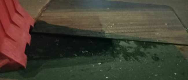 Lempengan besi yang menutupi galian pipa gas di Jalan Nanggewer, Bogor (dok. KM)