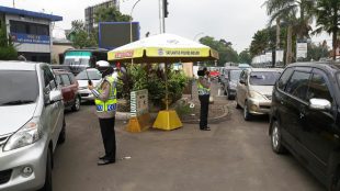 Petugas kepolisian mengatur lalu lintas di peraimpangan menuju jalur Puncak, Bogor 14/4/2018 (dok. KM)