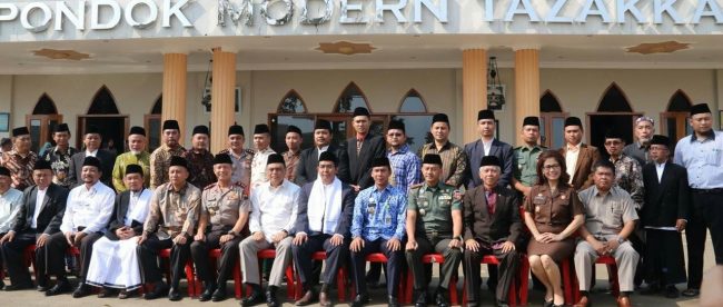 Wakapolri Komjen Pol Drs. Syafrudin, M.Si. selaku Wakil Ketua Umum Dewan Masjid Indonesia, didampingi Kapolda Jateng Irjen Pol Drs. Condro Kirono, M.Hum., bersilaturahmi dengan para santri di Pondok Pesantren Modern Tazakka di Desa Sidayu Kecamatan Bandar, Kabupaten Batang, Selasa (17/4/2018).